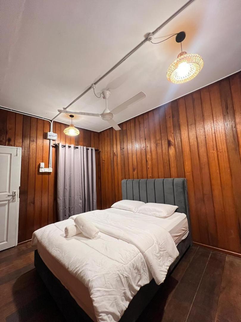 Kayangan Crystal Chalet 캄풍 쿠알라 베숫 외부 사진
